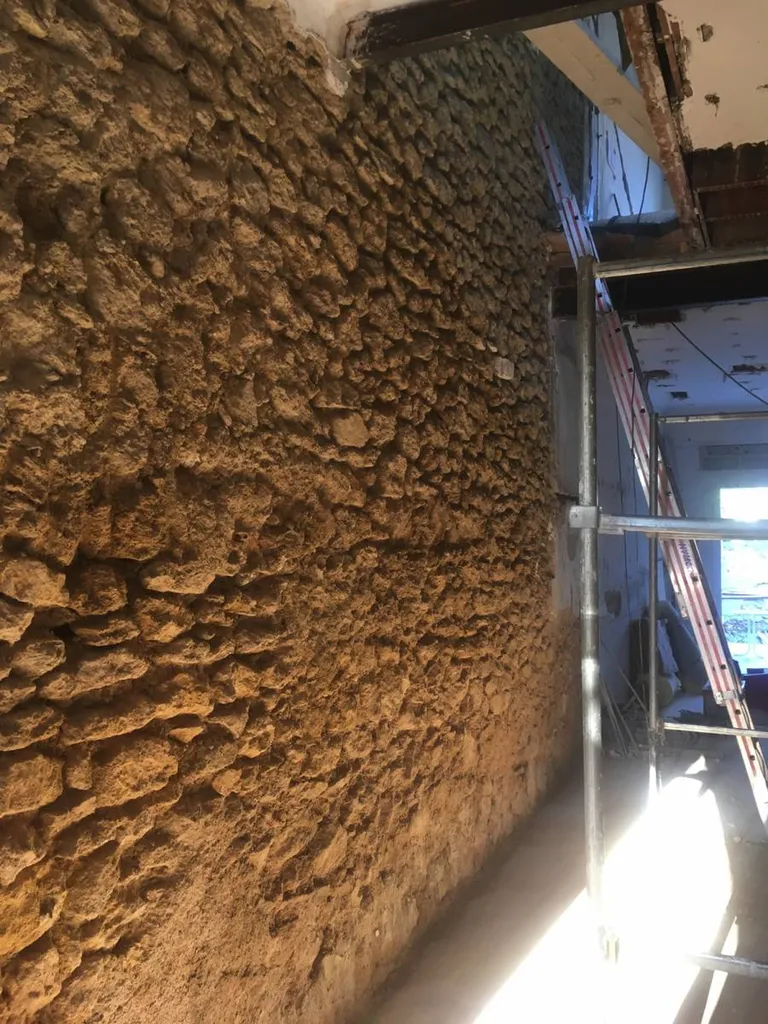 Réalisation d'un jointoiement beurré d'un mur en pierre à Salon de Provence