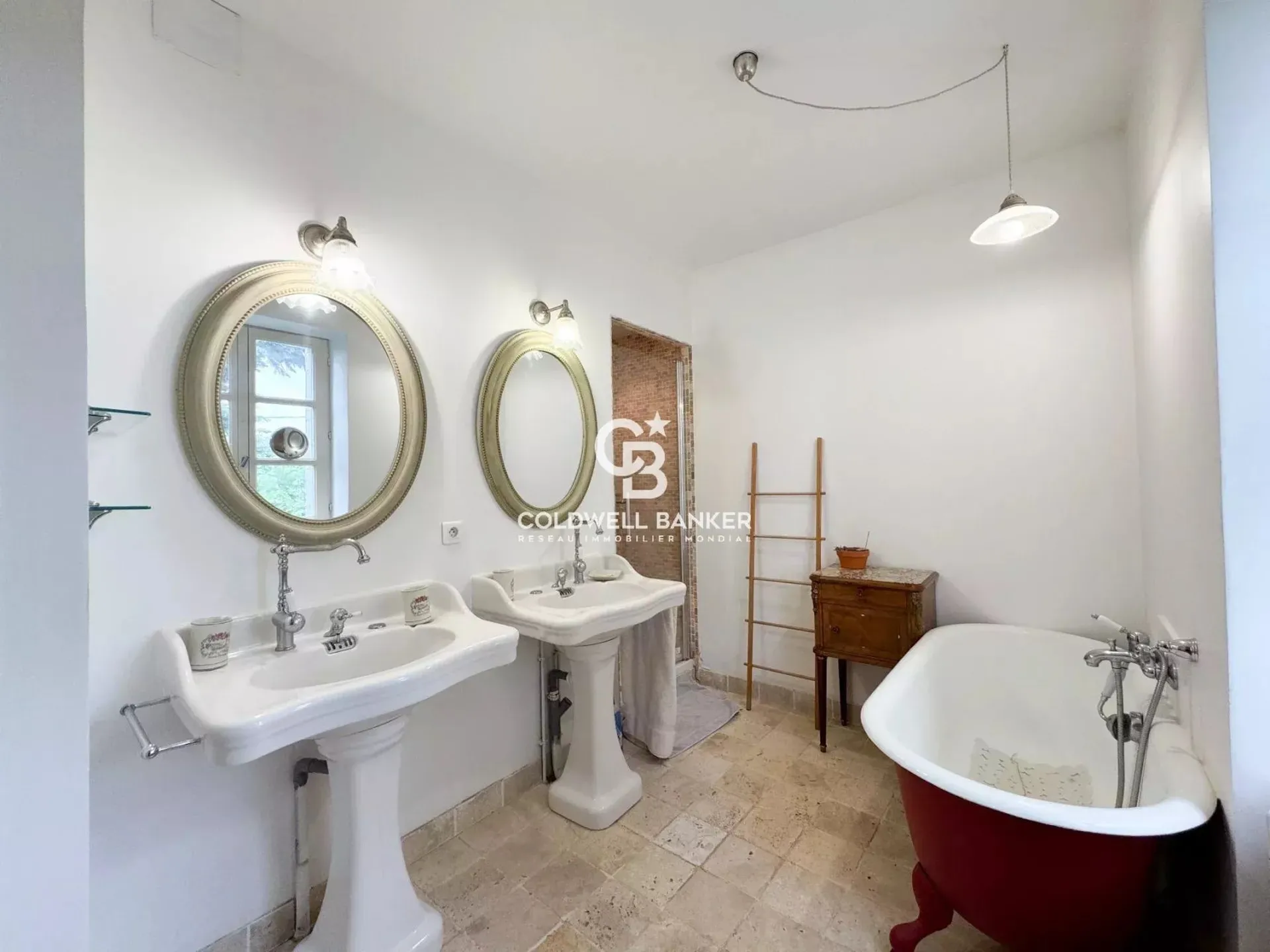 propriété à vendre en sarthe avec grand terrain et dépendances