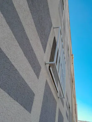 FABRICANT GRILLE SECURITE SUR MESURE FER FORGE POUR SALLE DE BAINS AVEC POSE CARRY LE ROUET SAUSSET LES PINS 