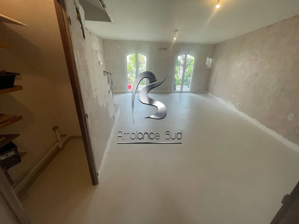 Rénovation d’un sol en carrelage avec du béton ciré à Aigues Mortes dans le 30