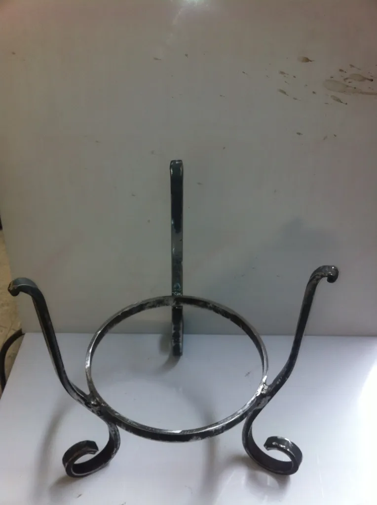 SUPPORTMETALLIQUE CONFECTIONNE SUR MESURE EN FER FORGE POUR VASE OU LAMPE A MARTIGUES