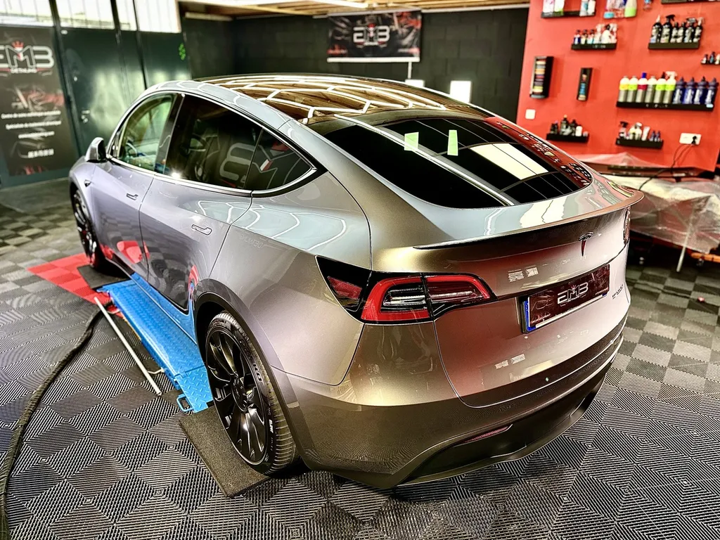 traitement céramique Lyon film de protection carrosserie PPF film plastique carrosserie Tesla model Y Lyon 