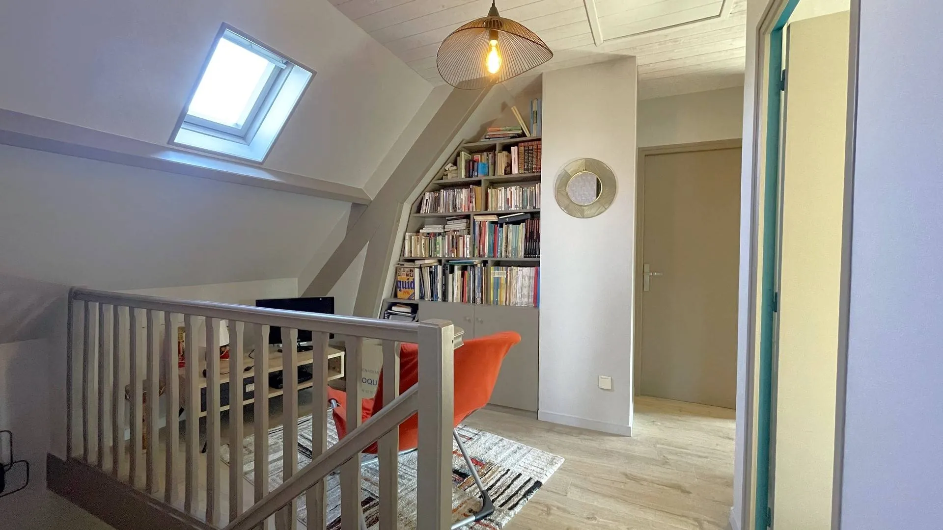 Maison normande avec vaste jardin arboré et dépendance à Bosc-le-Hard : Sur un terrain clos de 1 976 m², cette maison en Seine-Maritime offre un cadre de vie agréable avec un espace extérieur parfaitement aménagé.