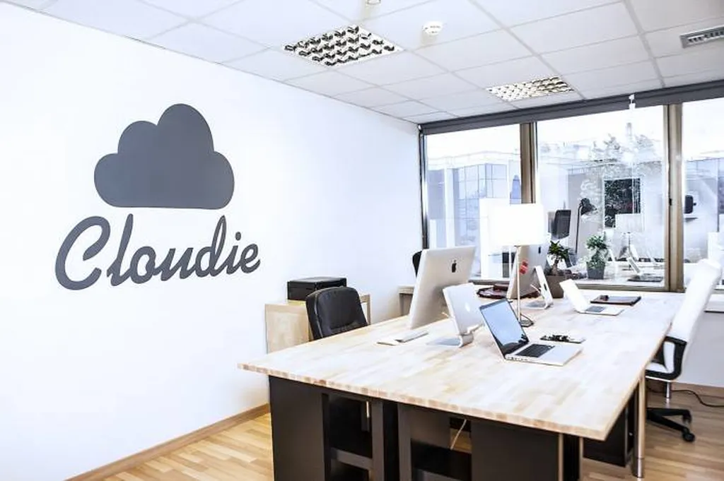 Lyon. Ici, une simple utilisation d'autocollant affichant le logo suffit à transformer une ambiance préalablement neutre.