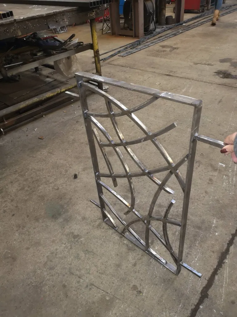 FABRICATION GRILLE EN FER FORGE MODERNE CONTEMPORAINES POUR FENETRE REALISES  SUR MESURE POUR UN CLIENT AIX EN PROVENCE 13
