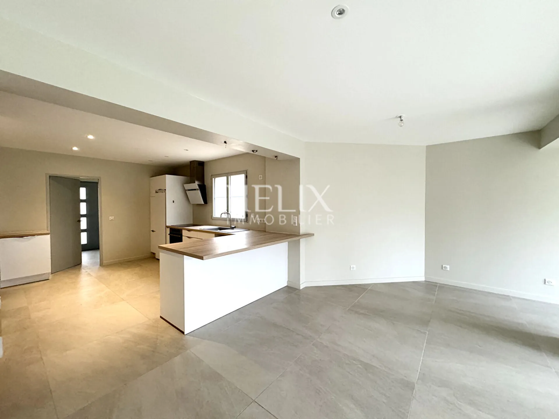 A louer maison contemporaine de 162 M² environ, parcelle environ 500 M² située dans un quartier résidentiel à Saint Germain en Laye, le calme, à proximité des écoles, collèges et lycées. 