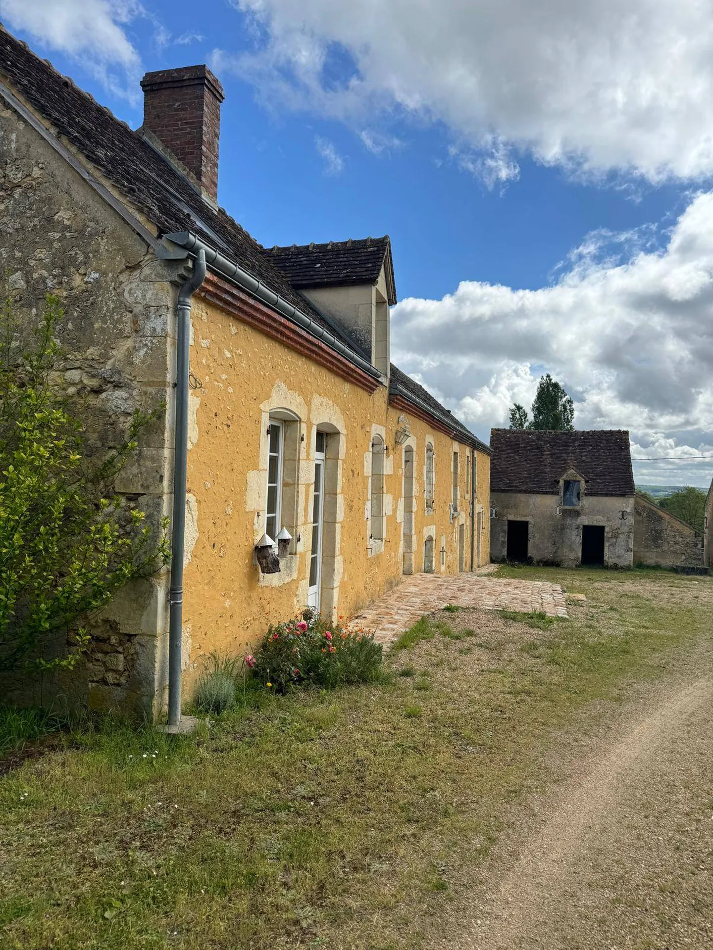 A visiter, structure équestre située au calme de la campagne dans un environnement préservé, d'une surface de 10 ha groupé