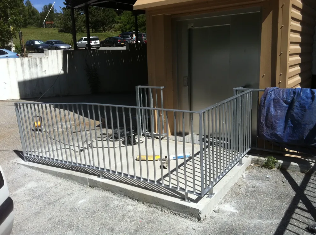 FABRICATION ET POSE DE GARDE CORPS METALLIQUES AVEC ANGLE A BARREAUX PLEINS CHATEAUNEUF LES MARTIGUES