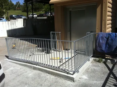 FABRICATION ET POSE DE GARDE CORPS METALLIQUES AVEC ANGLE A BARREAUX PLEINS CHATEAUNEUF LES MARTIGUES
