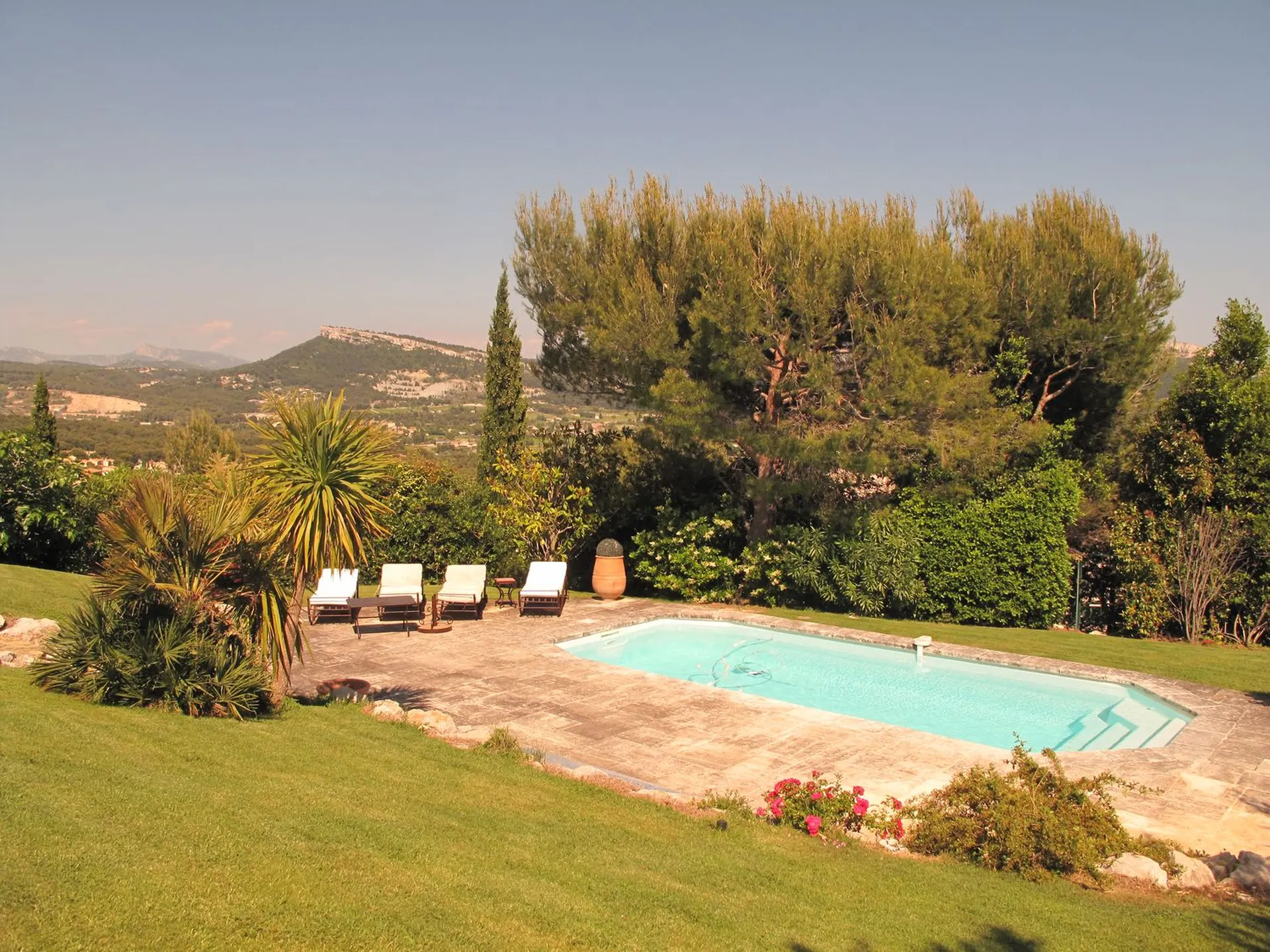 Cassis maison avec piscine sur terrain clos