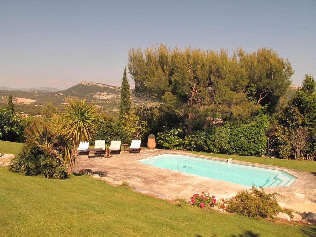 Cassis maison avec piscine sur terrain clos