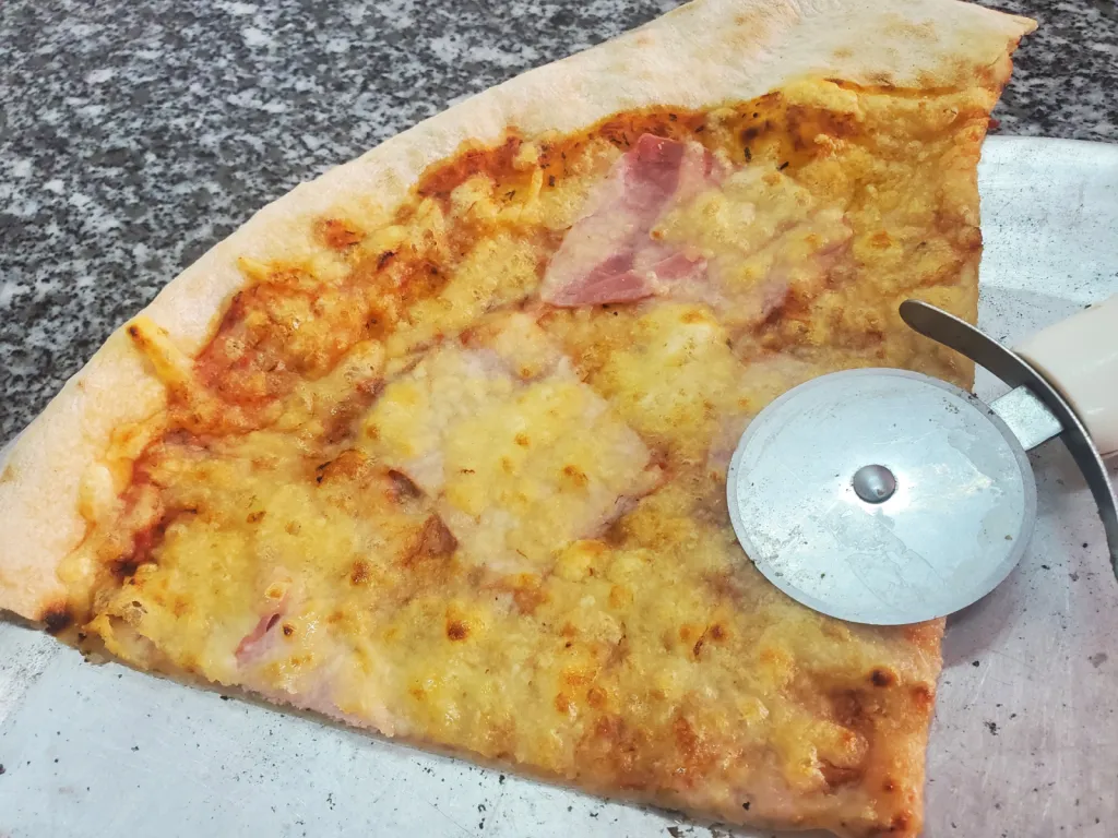 part de pizza le midi sur salon de provence