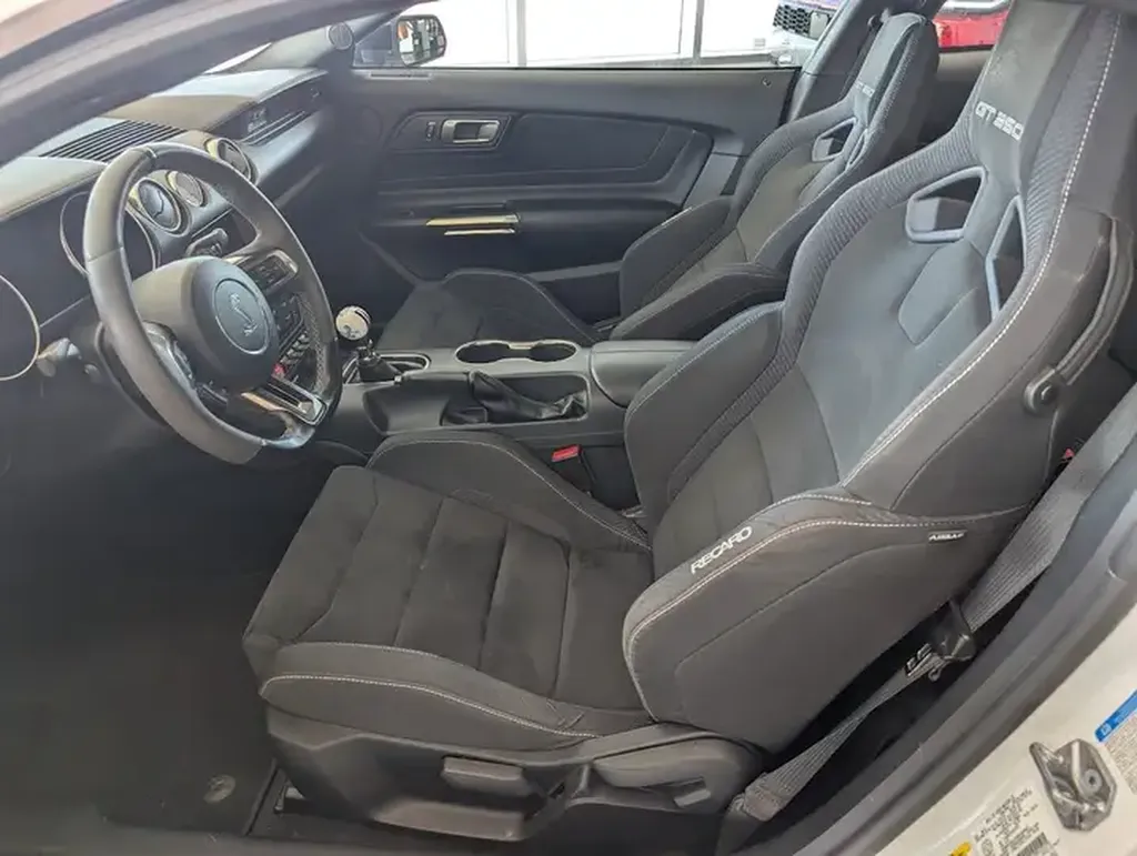 Sièges sport Ford Mustang Shelby GT350 – intérieur en excellent état modèle import Canada