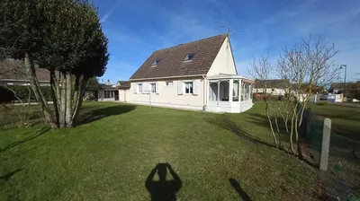 A vendre, Maison traditionnelle et ses dépendances installés sur un terrain paysagé d'env. 753 m², à pied des commodités, dans la région de Cormeilles 27260