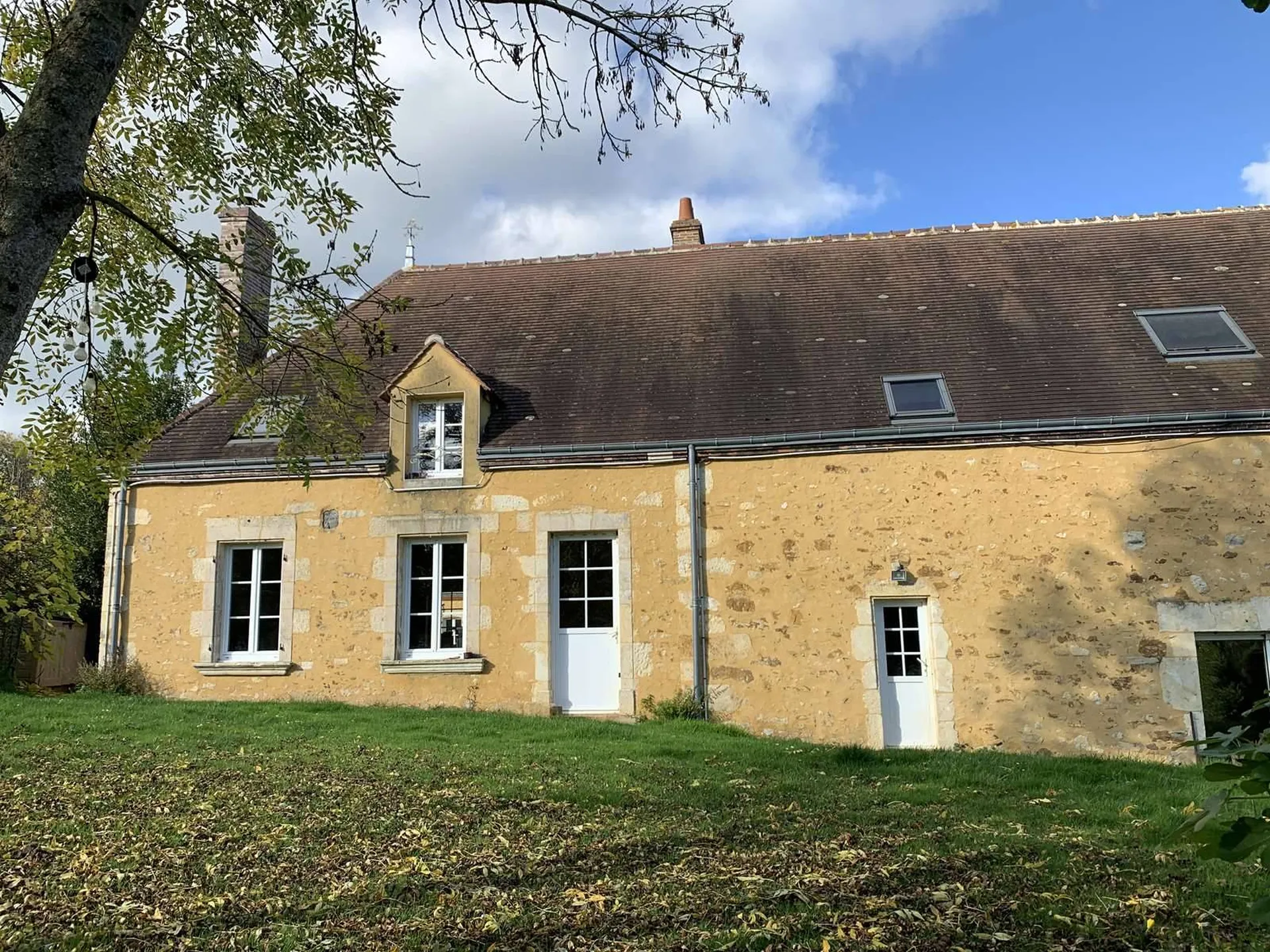 Achat, structure équestre située au calme de la campagne dans un environnement préservé, d'une surface de 10 ha groupé