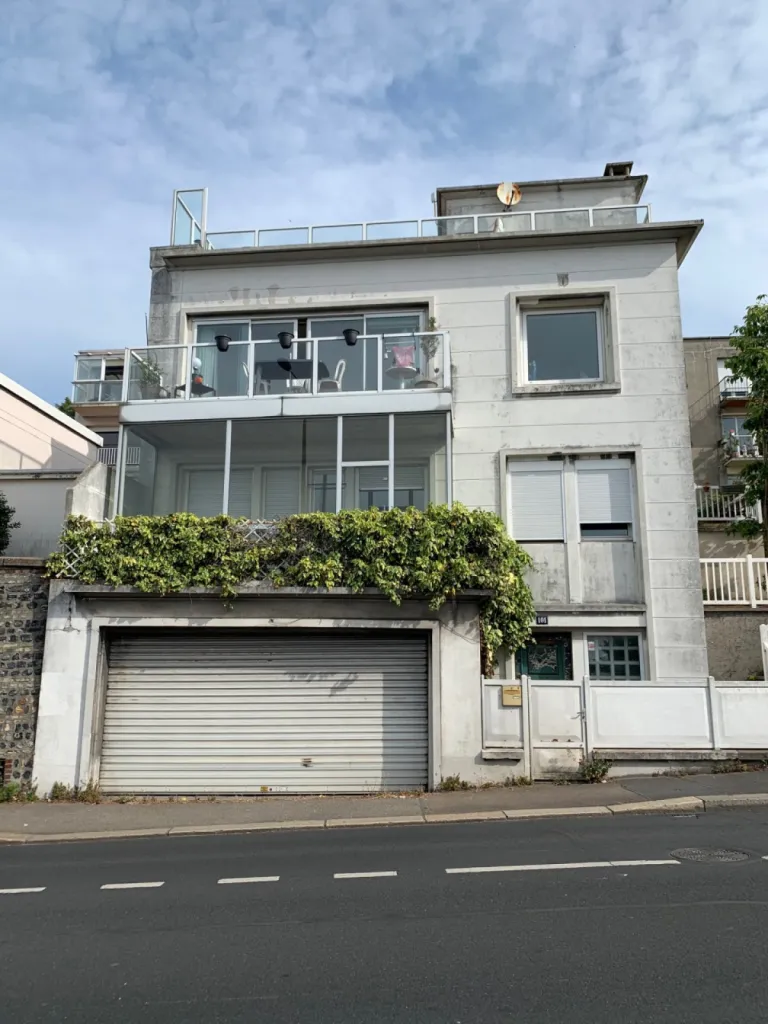 Réalisation d'une isolation par l'extérieur dans le secteur centre ville du Havre (76) - Normandie - Finition ravalement enduit projeté  aspect gratté