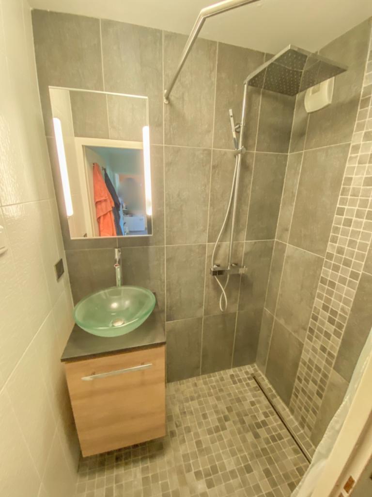salle de douche dans espace réduit