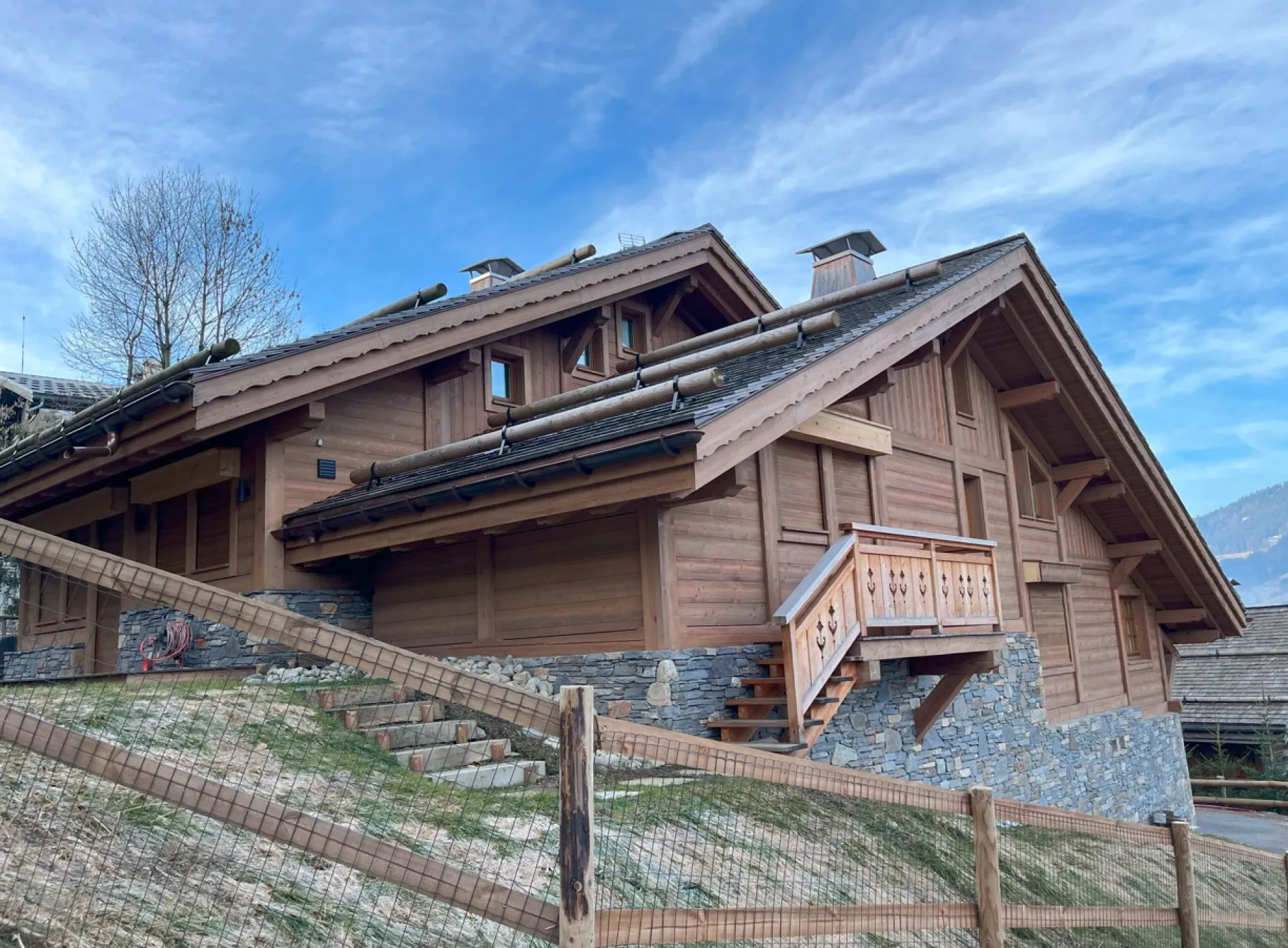 Extension et rénovation intérieure sur mesure d’un chalet bois traditionnel haut de gamme à Megève en Haute-Savoie