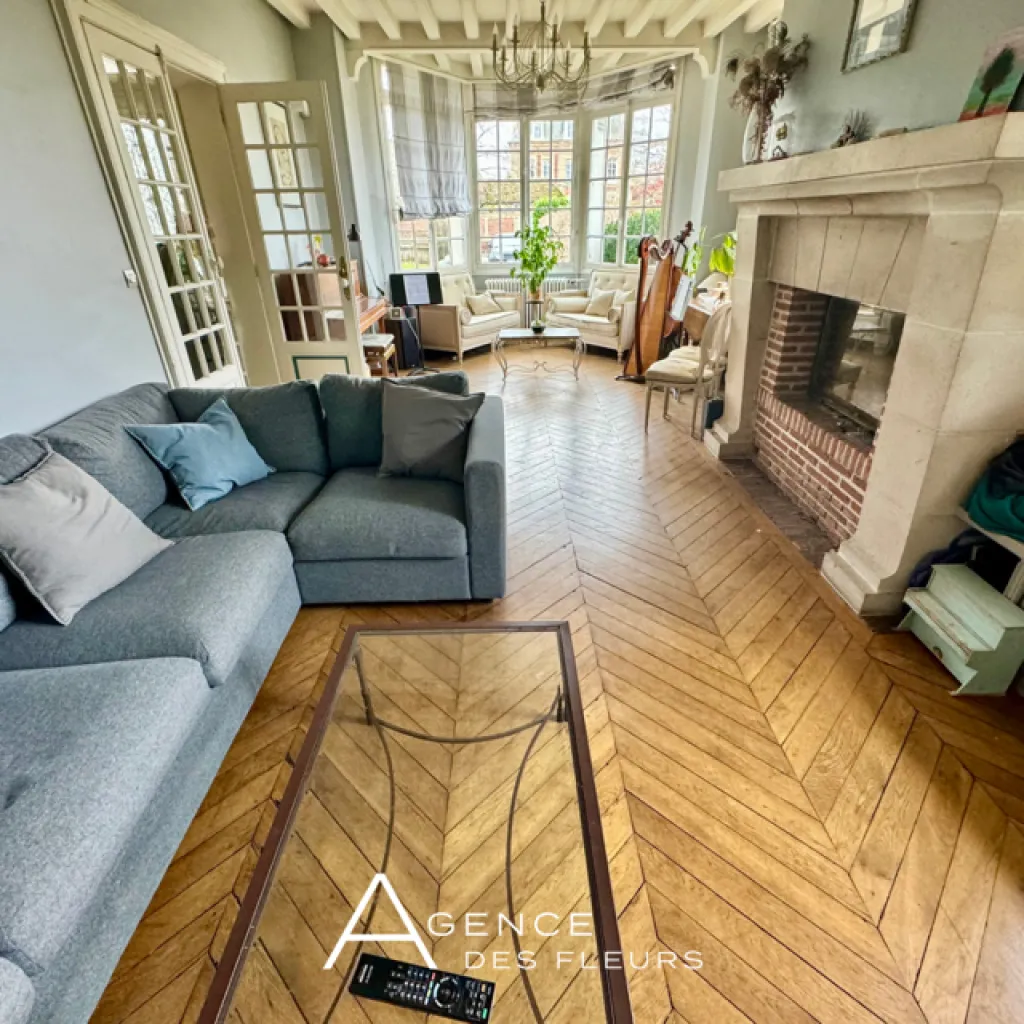 A vendre magnifique demeure anglo-normande de 197 m² habitables édifiée sur un terrain de 2350 m² sur la commune de ST PIERRE LES ELBEUF