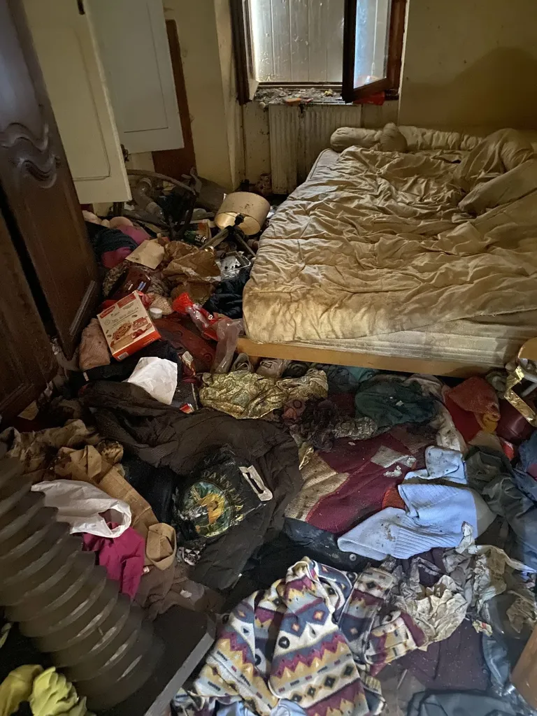 Nettoyage complet d'une chambre d'une dame atteinte du syndrome de Diogène à Grenoble en Isère