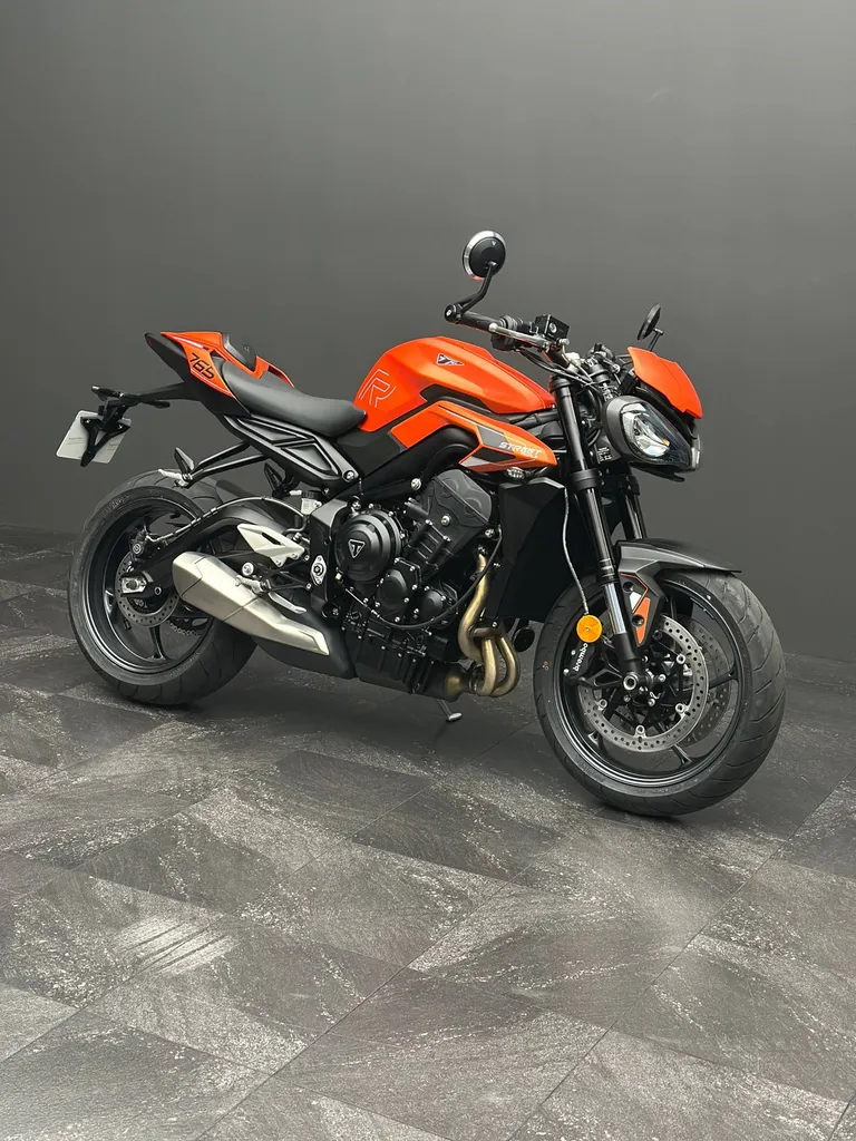 Pose d'une protection céramique sur une Triumph 765 Street Triple R à notre atelier (72)