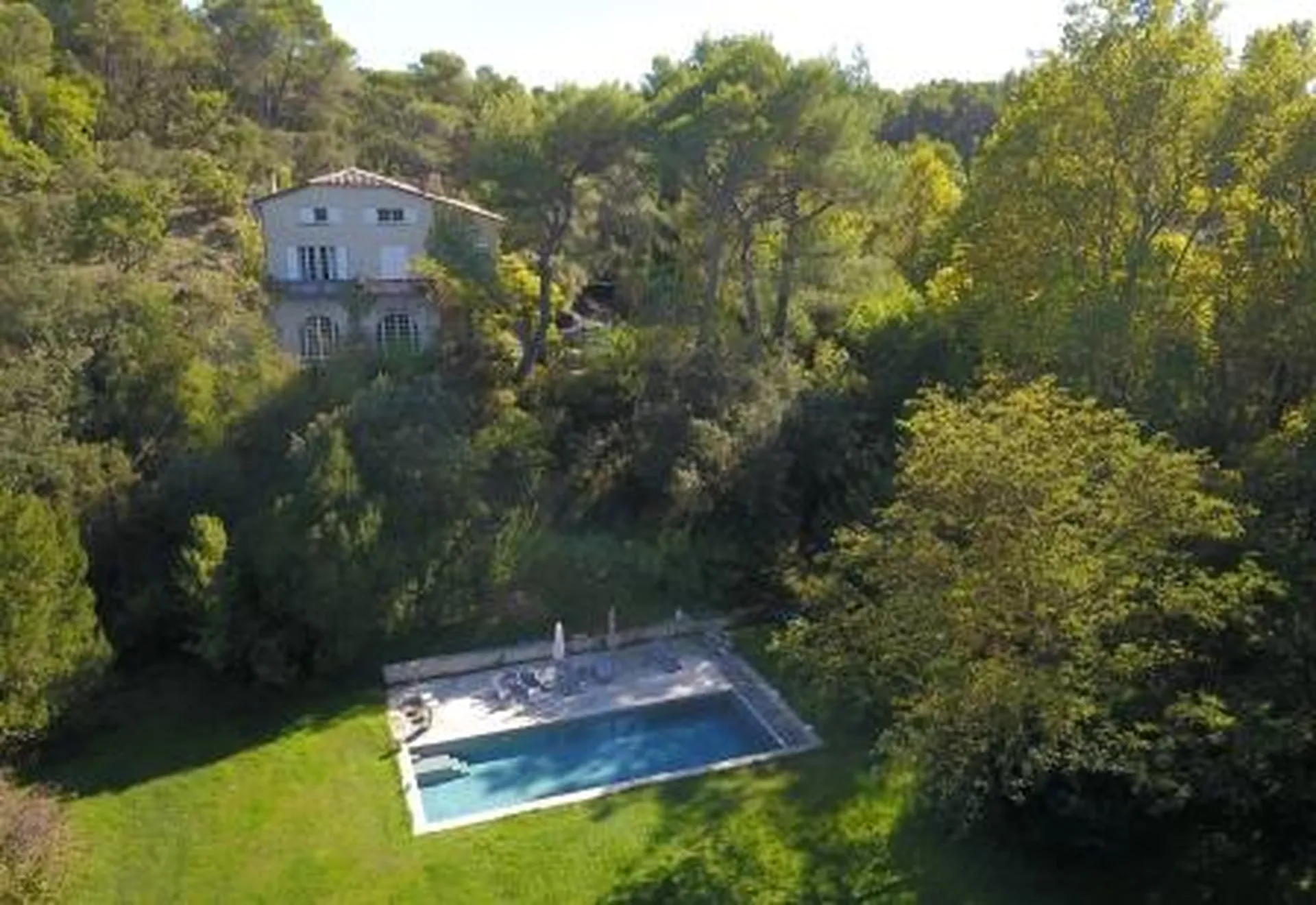 à proximité du golf de Saumane, magnifique bastide de style Art Déco   