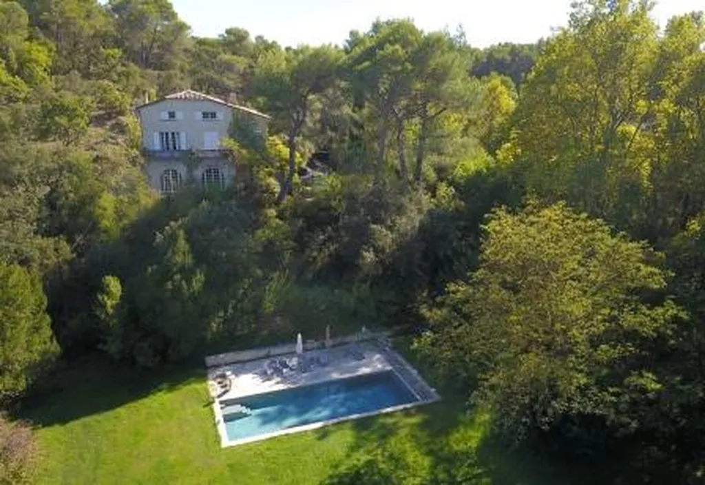 à proximité du golf de Saumane, magnifique bastide de style Art Déco   