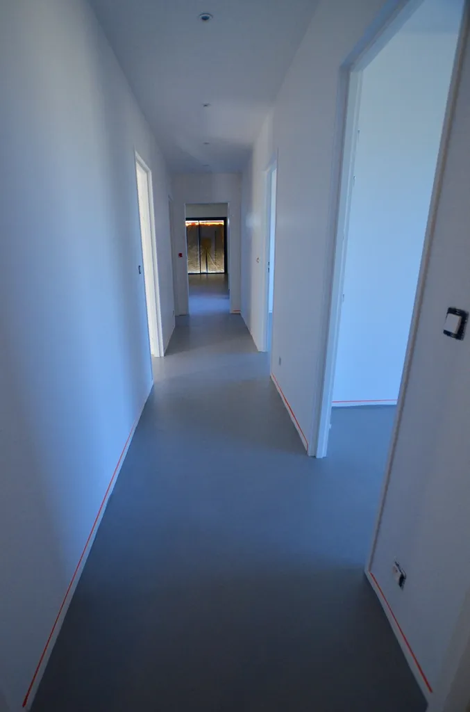 SOL EN BÉTON CIRÉ COULE AVEC UNE CHAPE MINCE FIBRE TEINTE A GEMENOS 13