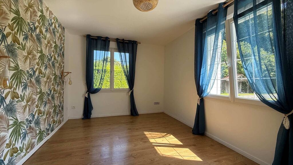 À vendre : Ensemble immobilier sur 5 600 m² : Jardin, espaces pour animaux, garages, ateliers et grenier — polyvalent pour activités rurales.