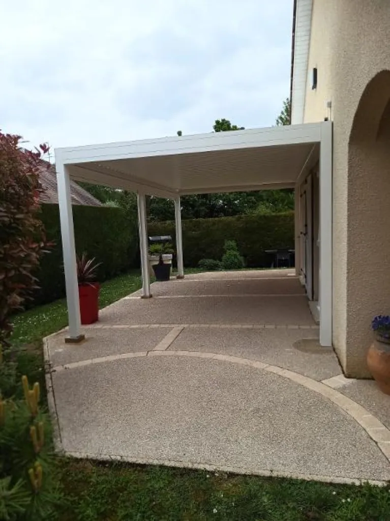 Installation d'une pergola bioclimatique sur mesure avec lames orientables à Bretigny