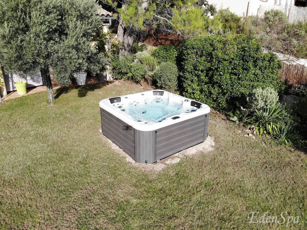 jacuzzi sur gazon exterieur marseille