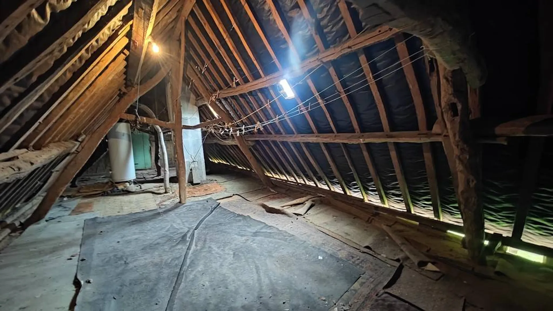 VENDU charmante longère de 95 m² bâtie sur un terrain de 1068 m² paysagés et clos situé à 10 minutes de plages