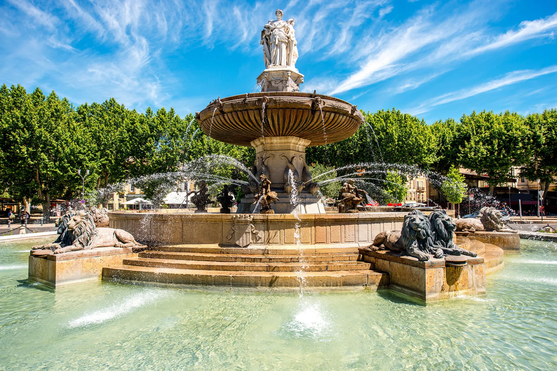 Cours Mirabeau à Aix-en-Provence : Marchés, Cafés Historiques et Balade à 20 Minutes de thecamp Hotel