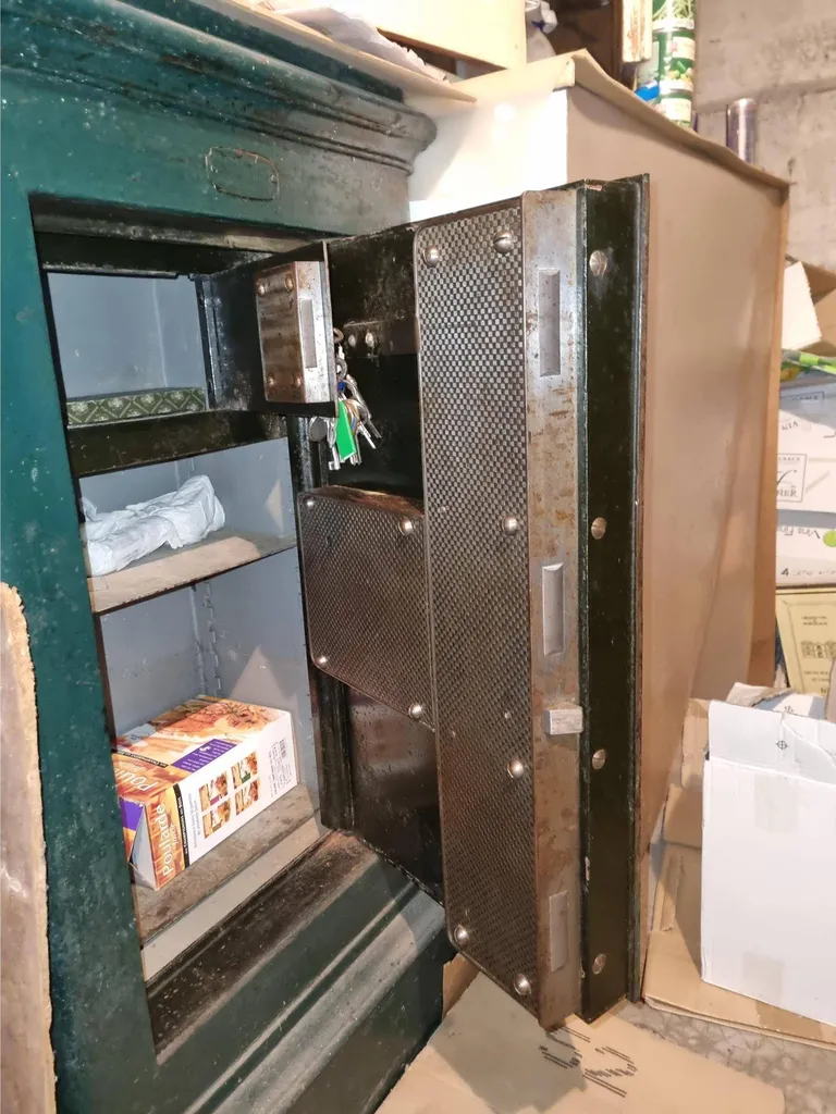 coffre fort cuirassé ouvert