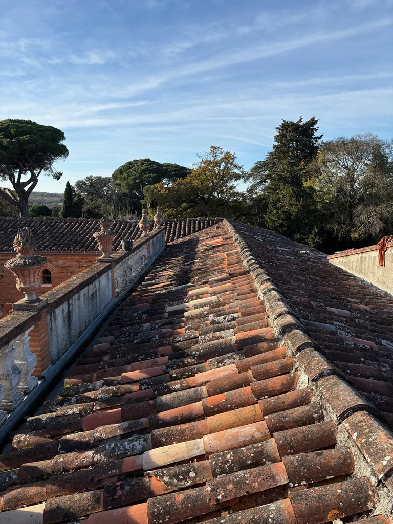 Mise en œuvre d’un couloir en zinc pour l’évacuation des eaux pluviales au domaine de Clairac  à Mons près de Balma