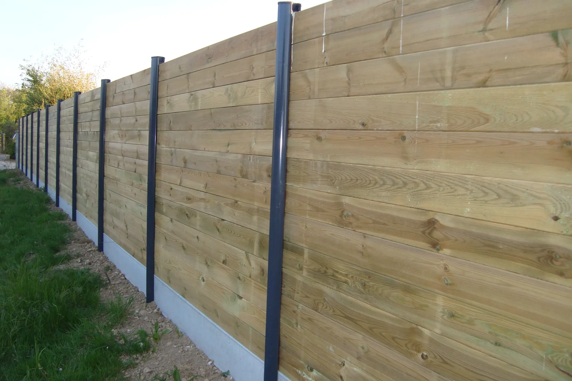 Pose de Clôture mixte béton et Bois Traité sur dalle de Soubassement en Béton à Rouen en Seine-Maritime 76