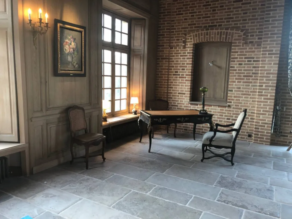 Dallage pierre du Périgord Montagnac Limeyrat finition FRANCEPIERRE. Showroom sur RDV au 36 rue de Bourgogne 75007 Paris.