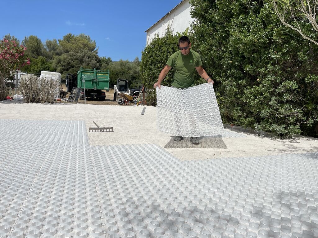 Création d’une allée stabilisée avec plaques Nidagravel et graviers décoratifs pour un aménagement paysager durable
