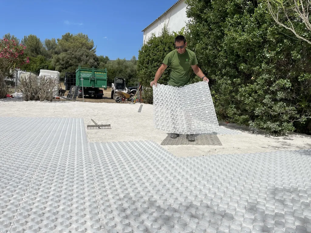 Création d’une allée stabilisée avec plaques Nidagravel et graviers décoratifs pour un aménagement paysager durable