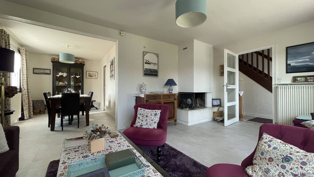 Maison à vendre avec terrasse et sous-sol complet – Dieppe : Fonctionnelle et bien pensée, avec de beaux espaces à exploiter.