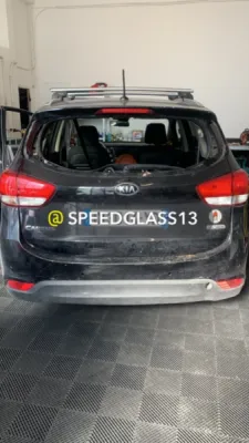 Remplacement de lunette arrière teintée avec franchise offerte sur Kia Carens à Marseille