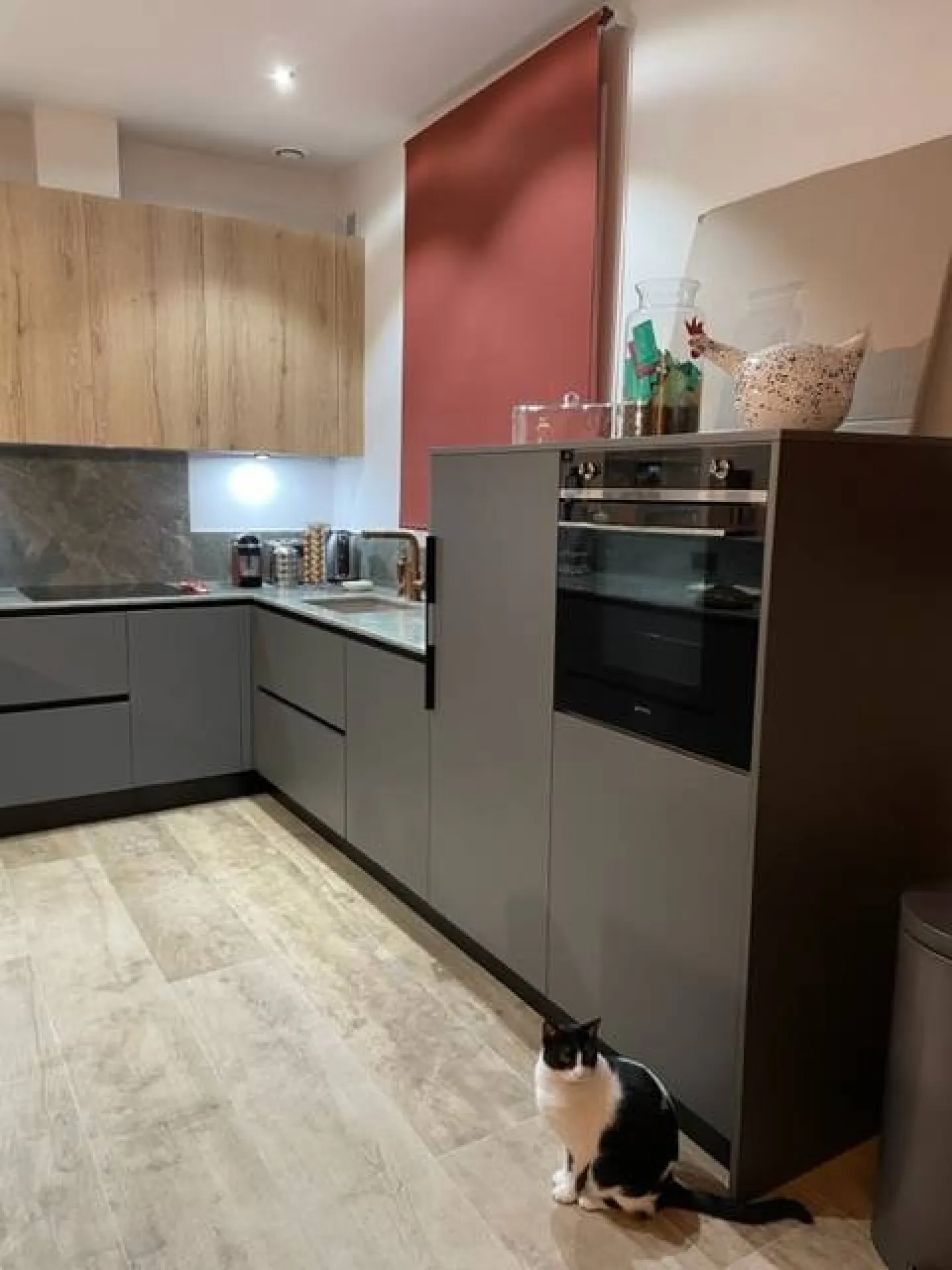 Photo d'une cuisine moderne de fabrication italienne bois et tons naturels installée à Cassis dans le 13