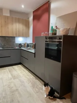 Photo d'une cuisine moderne de fabrication italienne bois et tons naturels installée à Cassis dans le 13