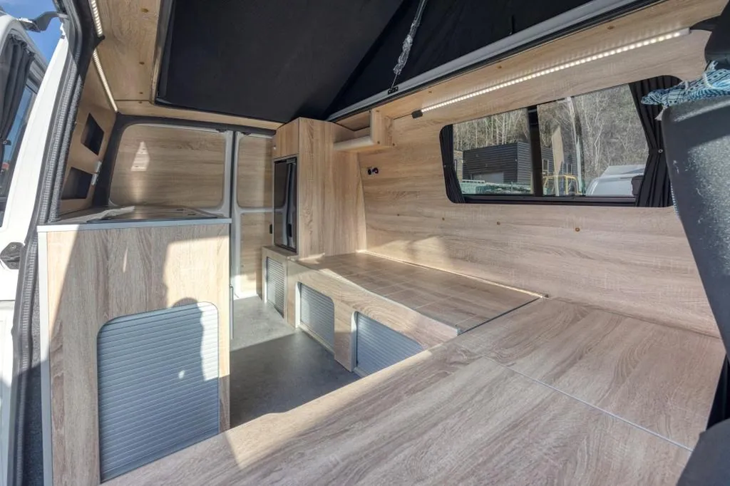 VW T6 Court aménagé sur-mesure à Paris : transformation en van compact pour échappées week-end en Île-de-France