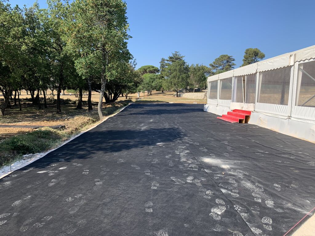 Installation complète de gazon synthétique haut de gamme autour d’un chapiteau pour réceptions et mariages à Lourmarin