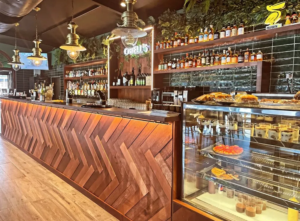 Création et fabrication d’une structure de bar en acier sur-mesure à Plan de Campagne près de Cabriès pour pub