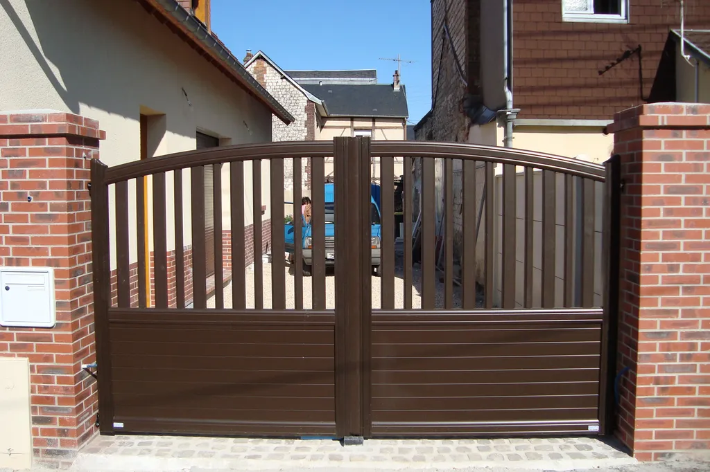 Installation de Portail en aluminium Battant Motorisé, Modèle Classique Semi-Ajouré Sur-Mesure à Bourg Achard dans l'Eure 27 et Le Bosc-du-Theil