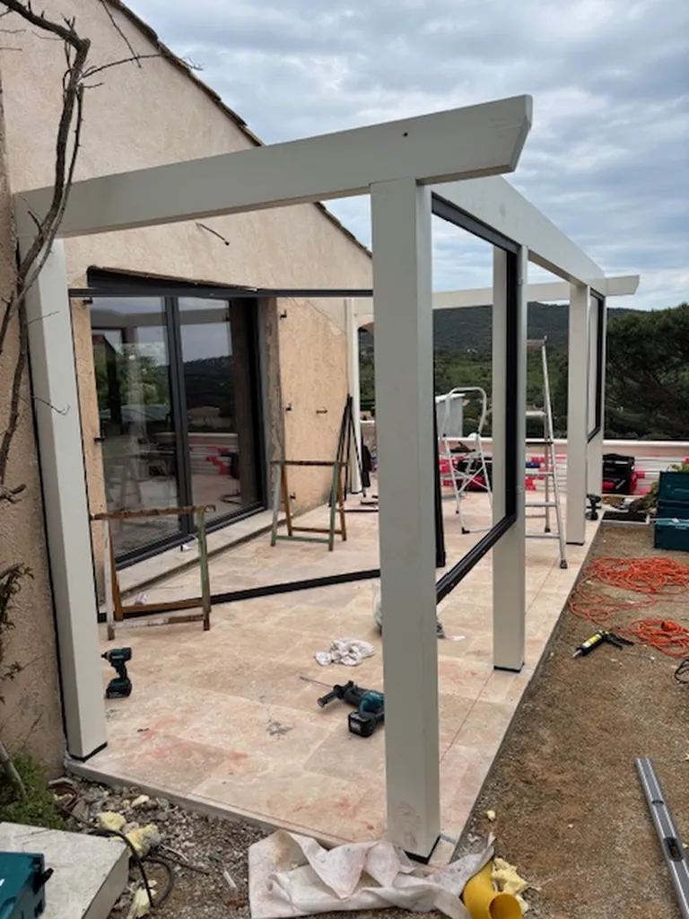 Réalisation et installation d’une véranda en aluminium Alizé 1 pan à Lorgues dans le Var