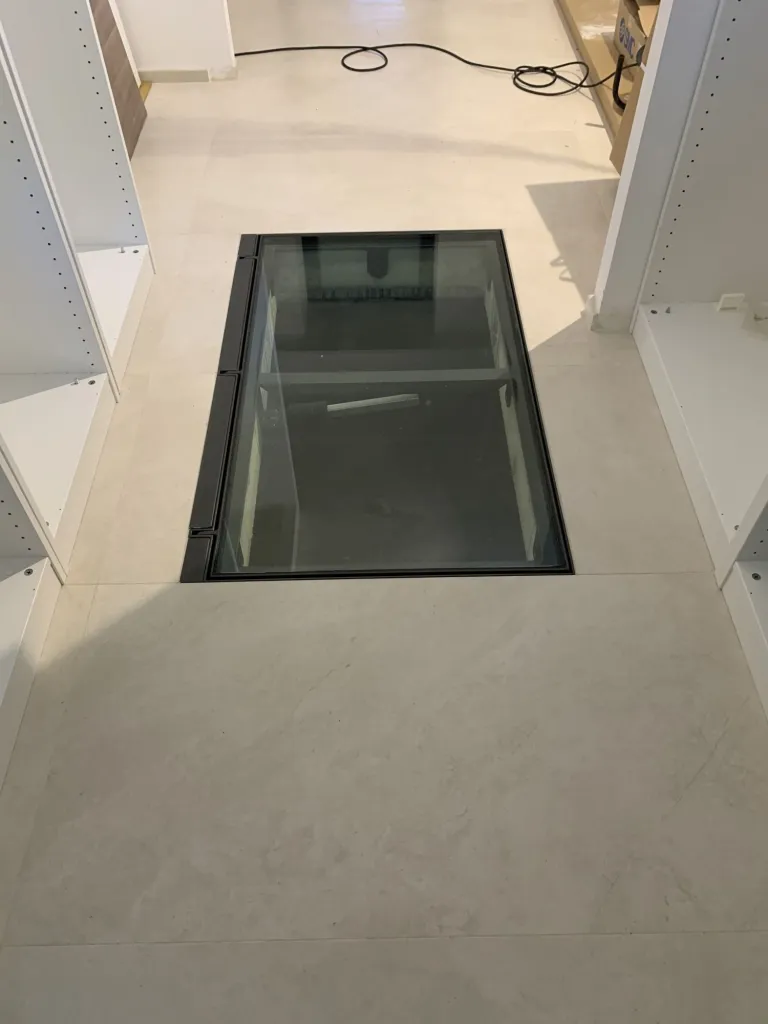 Trappe en verre motorisée pour cave à vin à Aix-en-Provence dans les Bouches du Rhône