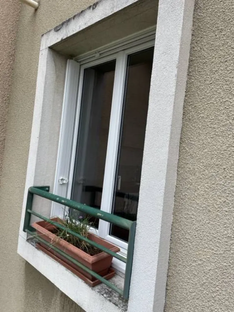Installation de fenêtre en PVC avec volets persiennes PVC dans un immeuble à la Croix-Rousse en région Rhône-Alpes